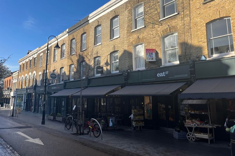 nha hang walthamstow dong cua