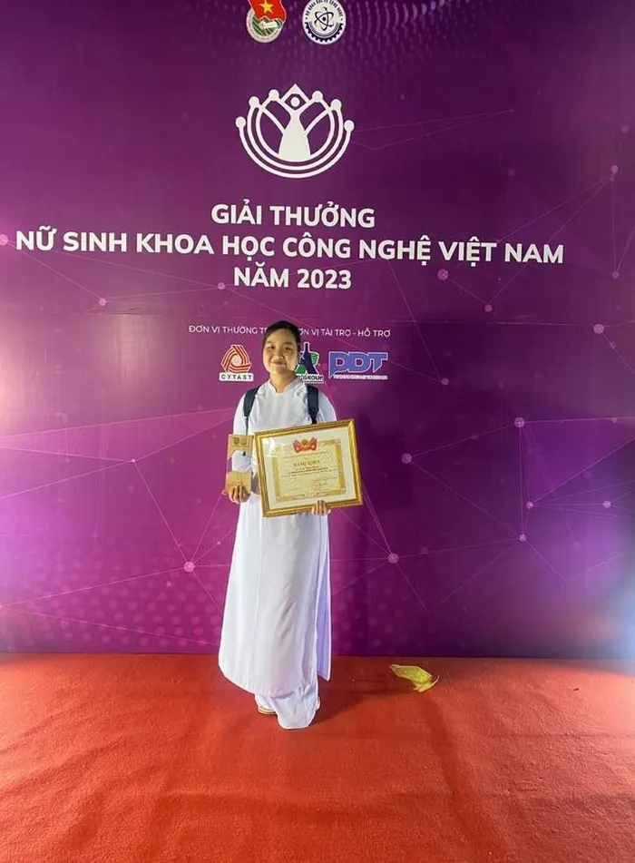 nu sinh anh hoc gioi 1