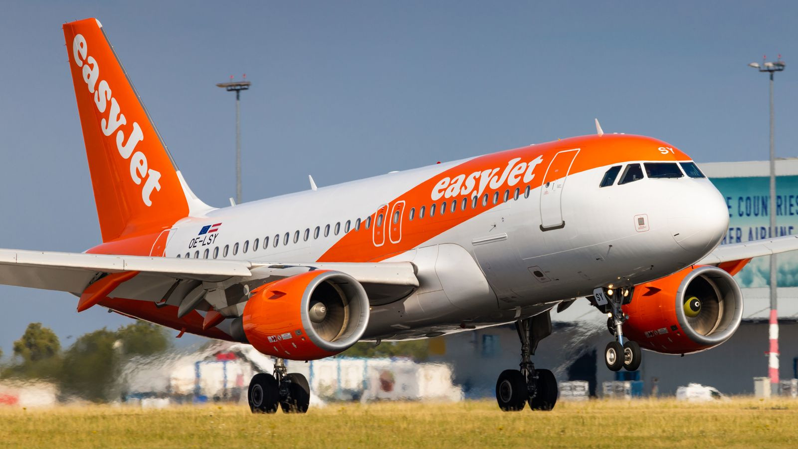 skynews easyjet flight coo 5823142 4418