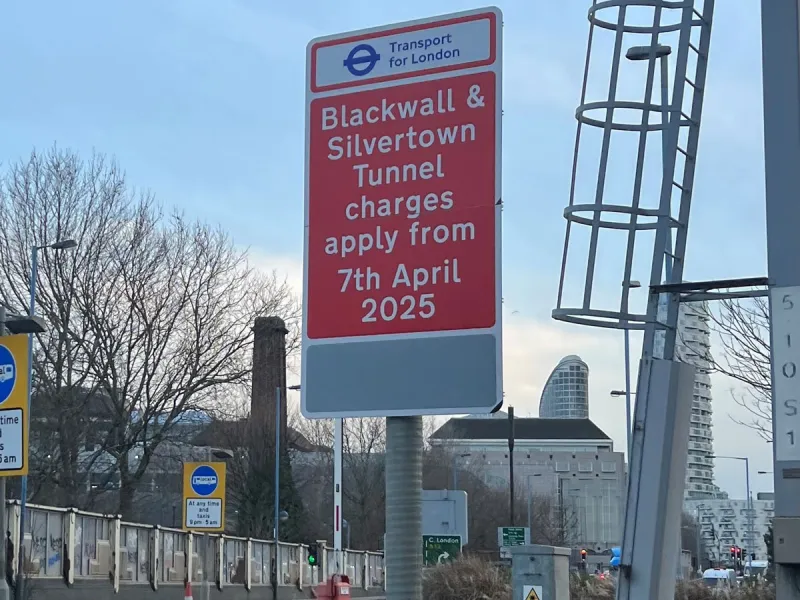 silvertown coming sign 1600