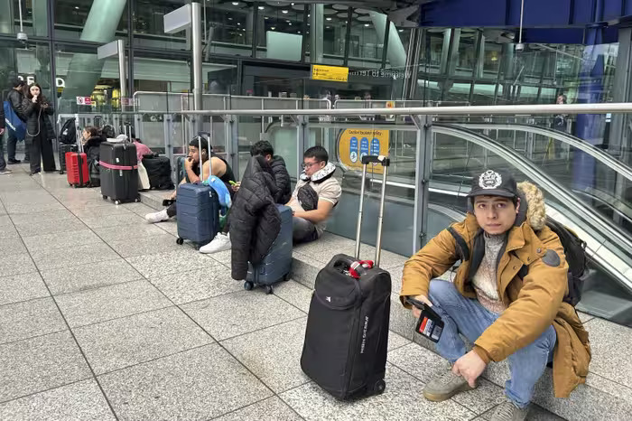 khach san heathrow tang gia 1