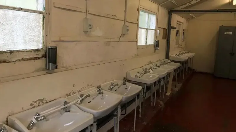 trai ti nan Napier Barracks 1