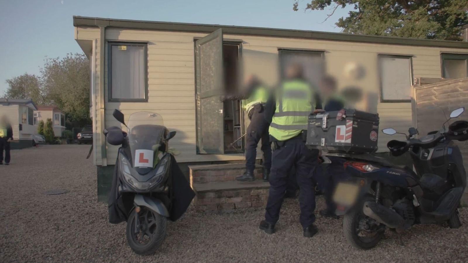 bi bat trong xe caravan
