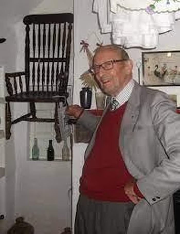 chiec ghe Thomas Busby 10
