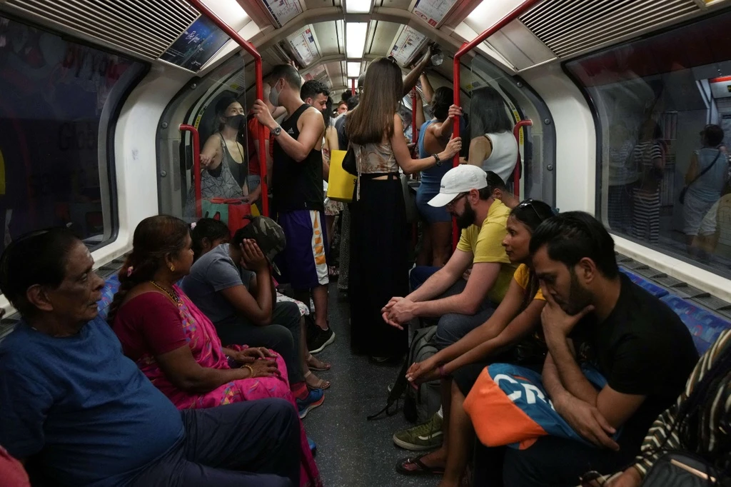 tau dien ngam london nong