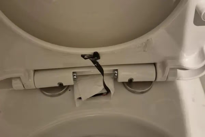camera quay len toilet 1