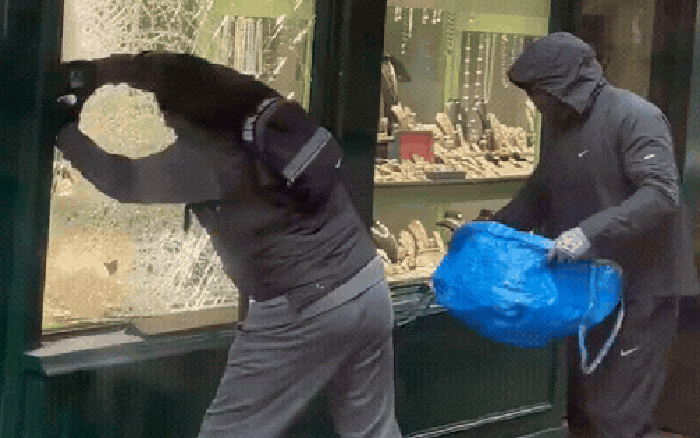 cuop giua ban ngay london