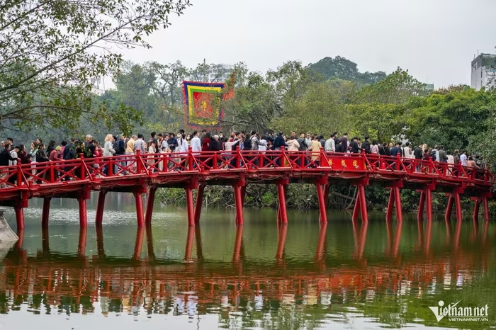 du lich viet nam hap dan du khach anh