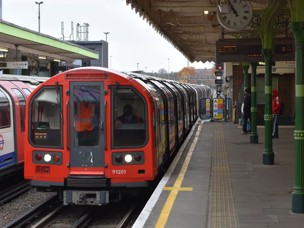 tau dien ngam london