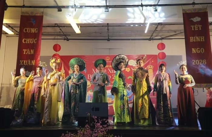 tet binh ngo o vuong quoc anh
