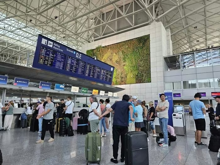 ve may bay chau au khan hiem 1