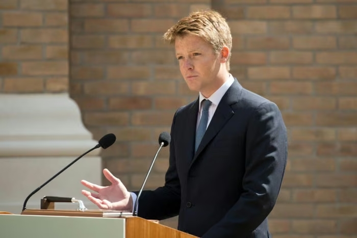 Hugh Grosvenor ban bat dong san my 1