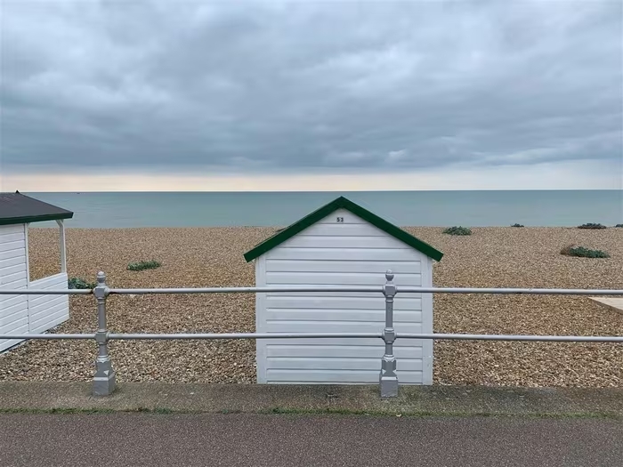 Căn chòi ven biển East Sussex rộng chưa tới 4m2 được rao bán £40,000
