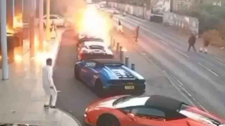 Siêu xe bốc cháy vì trúng bom xăng ở Birmingham