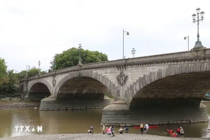 Mực nước sông Thames ở Anh xuống thấp nghiêm trọng