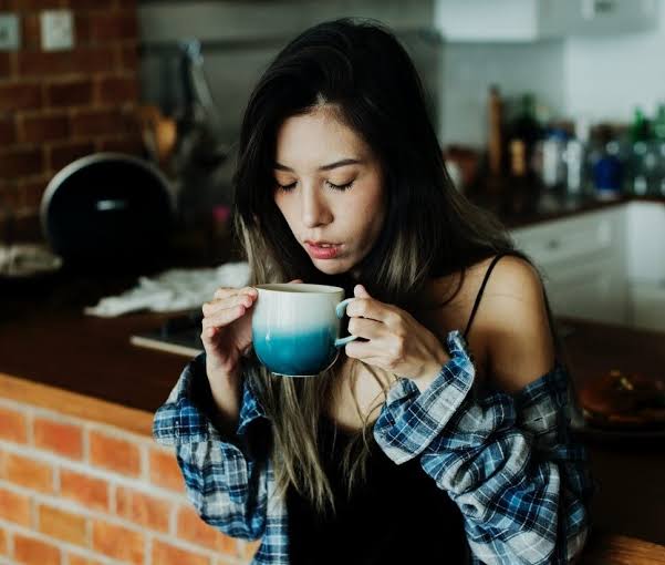 Cô gái uống hơn 2 cốc cà phê mỗi ngày bị gãy xương sườn khi hắt hơi