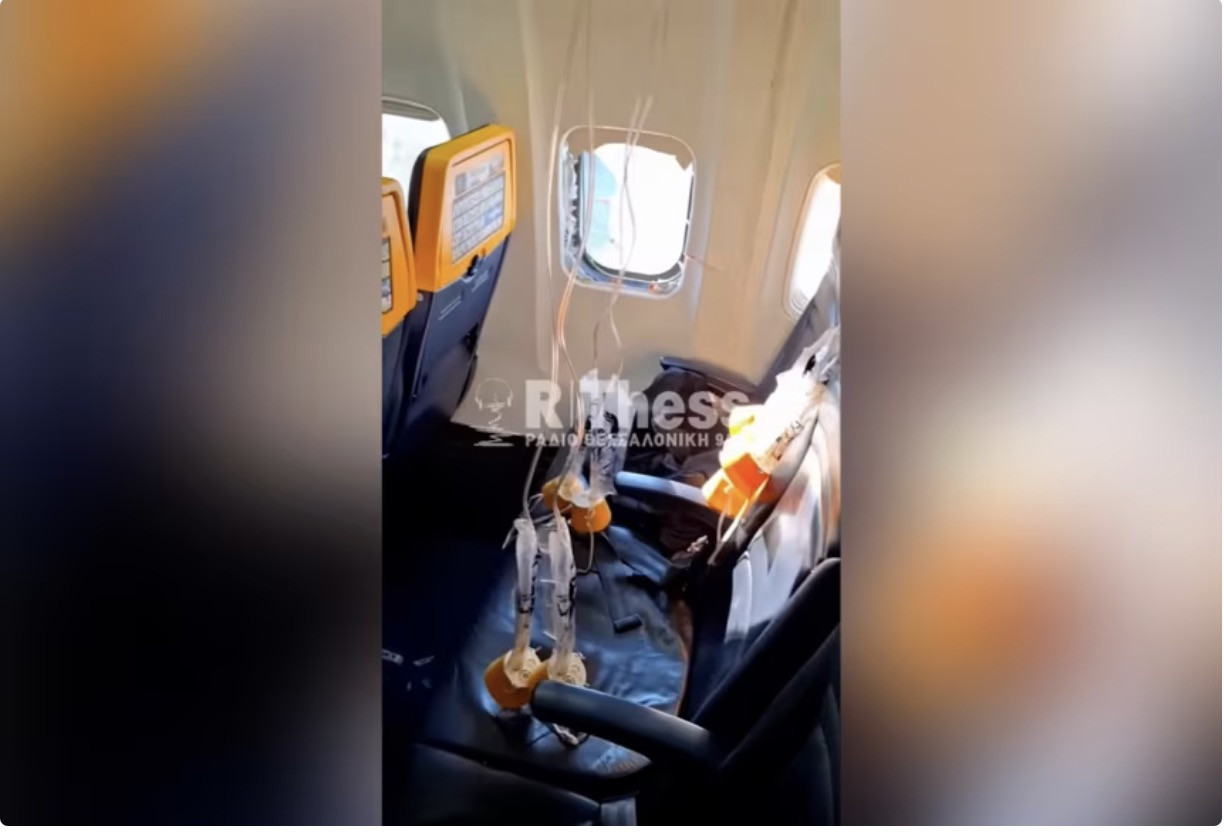 Hành khách bị hút nửa người khỏi máy bay Ryanair vì cửa sổ bung giữa trời