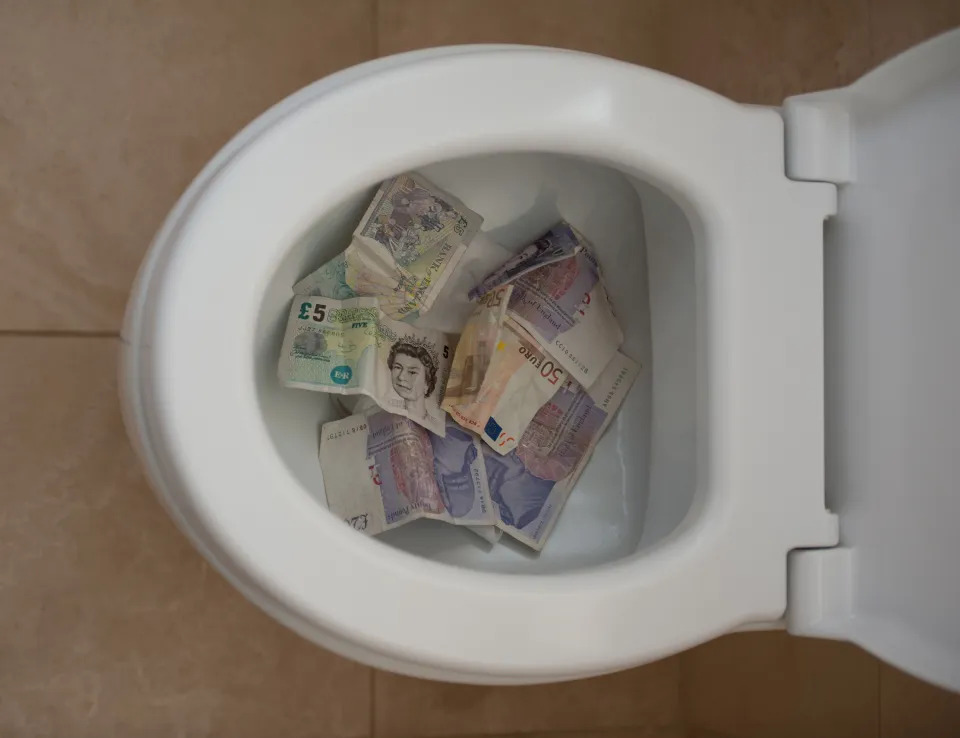vut tien vao toilet