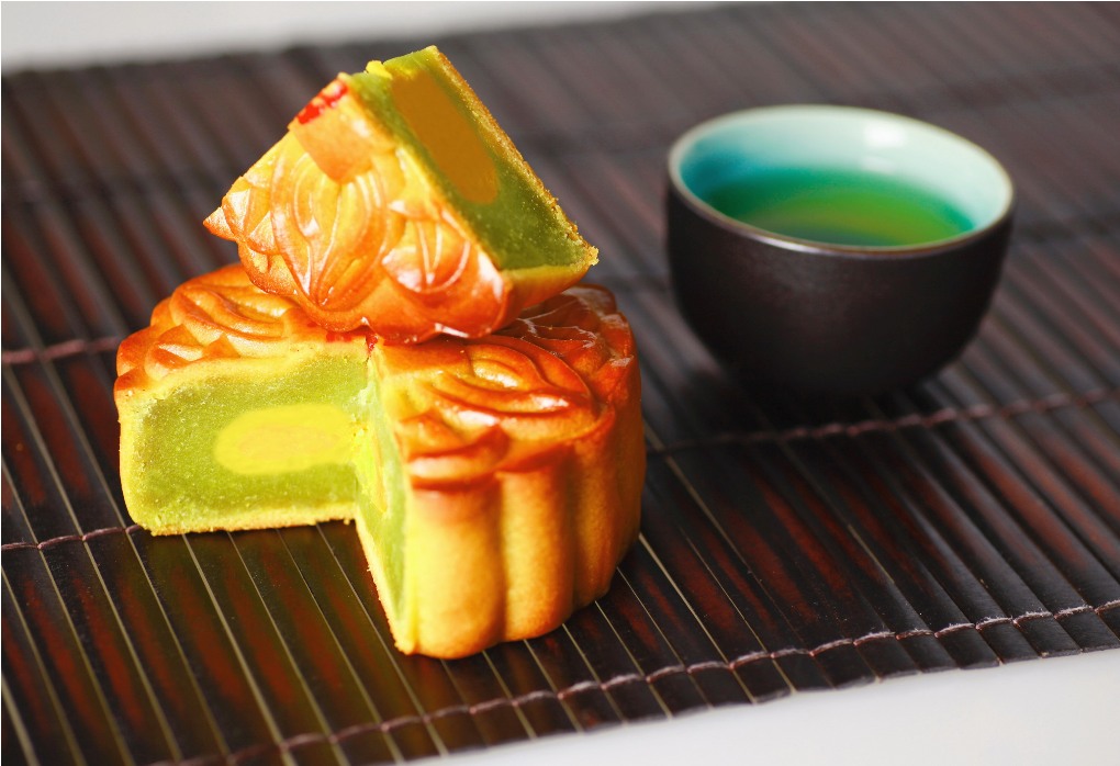 thưởng-thức-bánh-trung-thu1