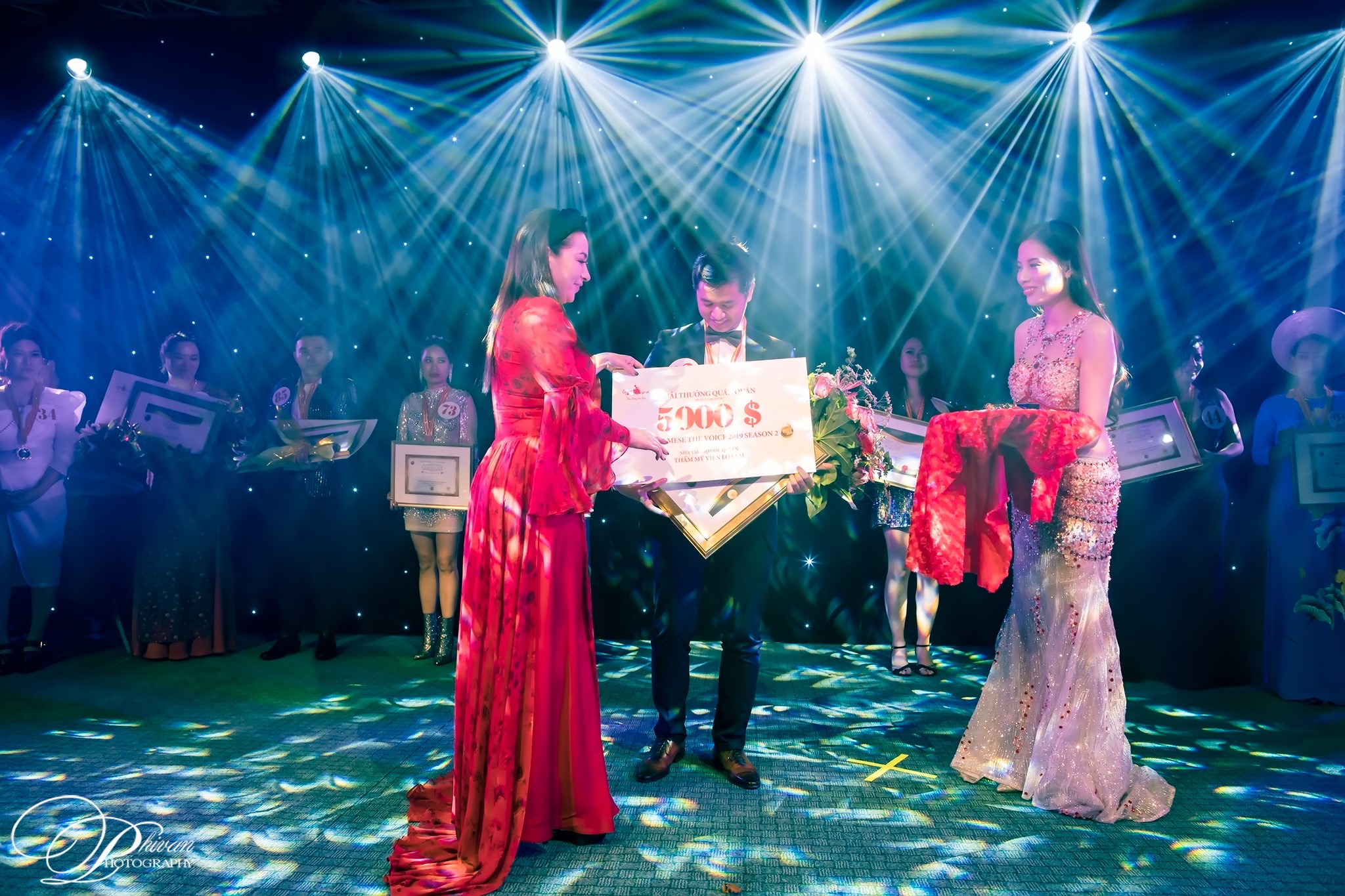 Danh Ca Phi Nhung trao giải cho người thắng cuộc