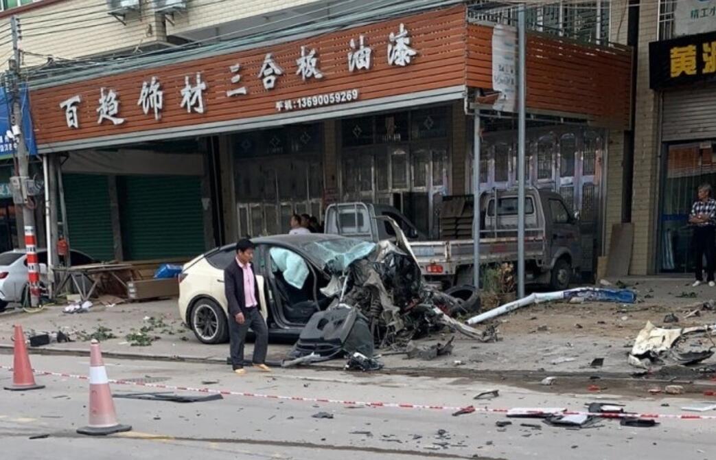 xe tesla tai nan nghiem trong 1